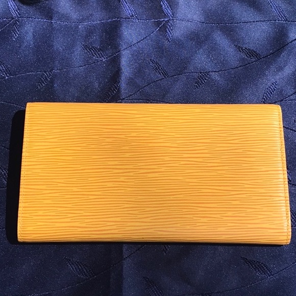 Louis Vuitton EPI Leather Wallet Firm already discounted - Picture 4 of 16